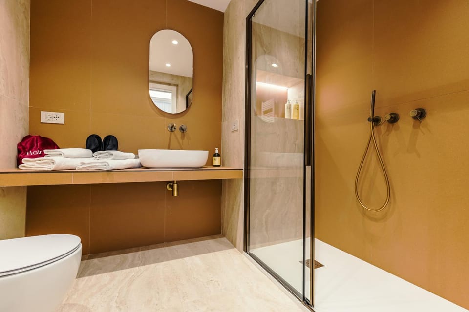 Shower, Toilet, Bathroom, towels