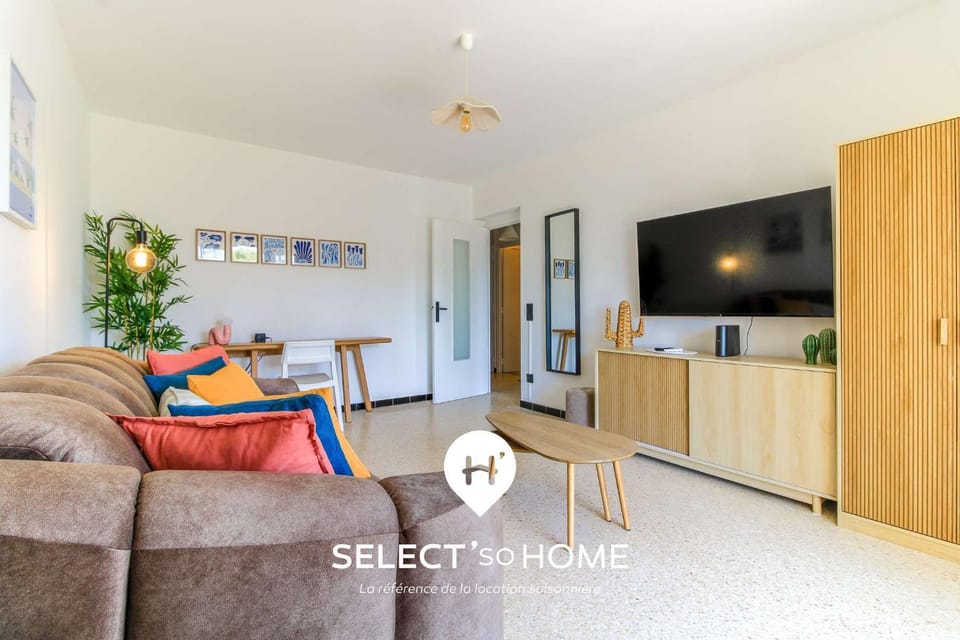 Communal lounge/ TV room, TV and multimedia, Living room, Dining area, Evening entertainment