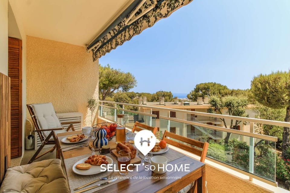 Property building, Patio, Day, Natural landscape, View (from property/room), Balcony/Terrace, Dining area