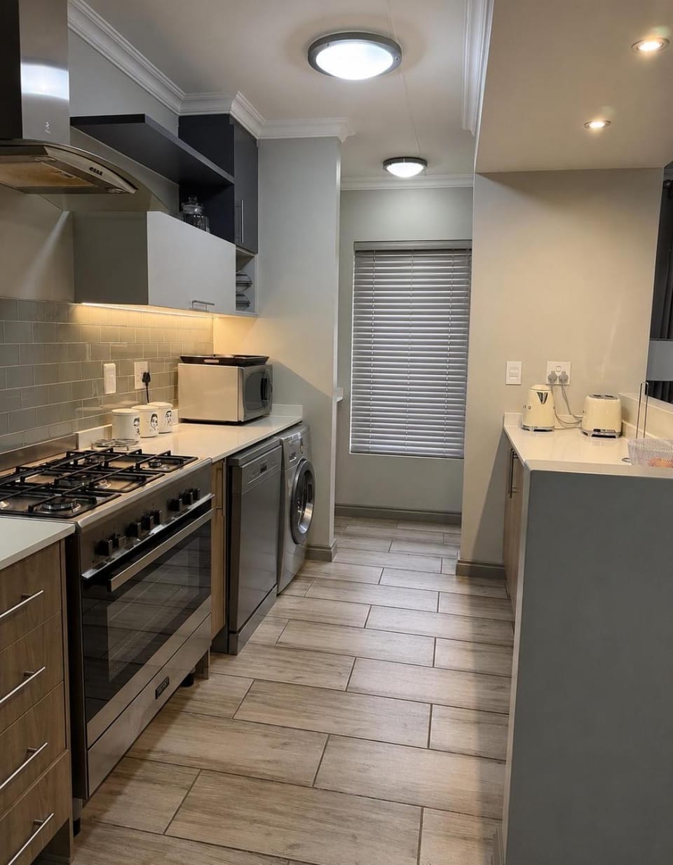 Coffee/tea facilities, Kitchen or kitchenette, dishwasher, stove, toaster