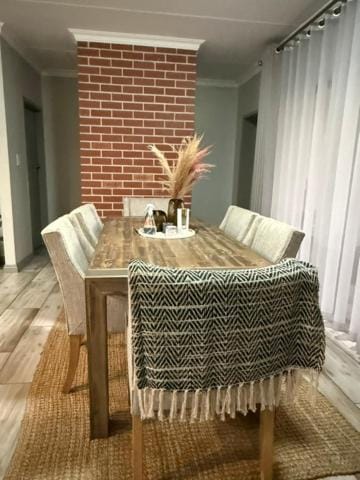 Seating area, Dining area