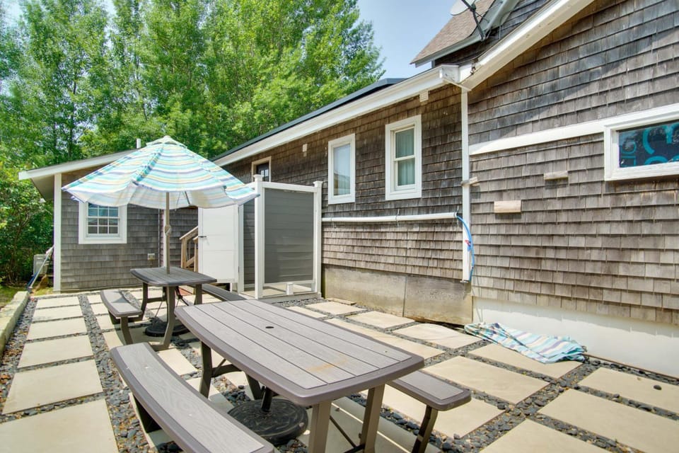 Walk to Beach! Oak Bluffs Home & Studio House in Tisbury