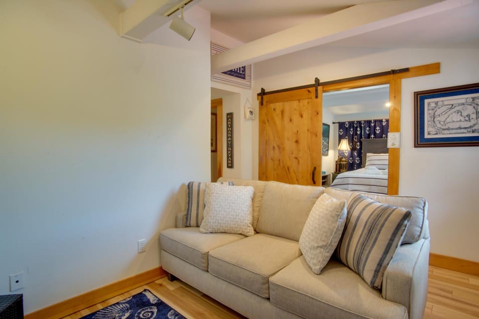 Walk to Beach! Oak Bluffs Home & Studio House in Tisbury