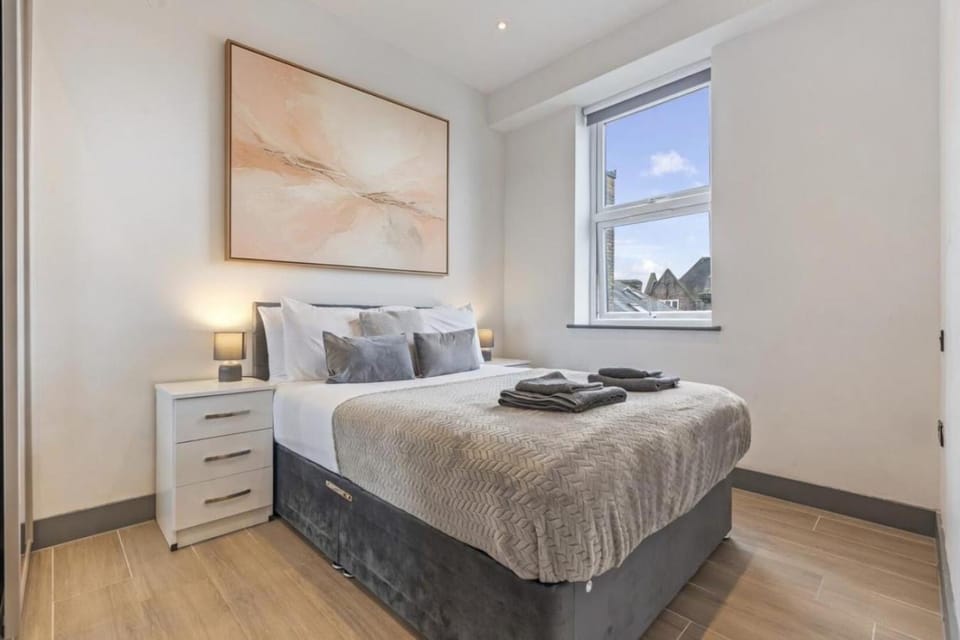 North Finchley Luxe 2BR Sleeps 5 Near Tube Apartment in London