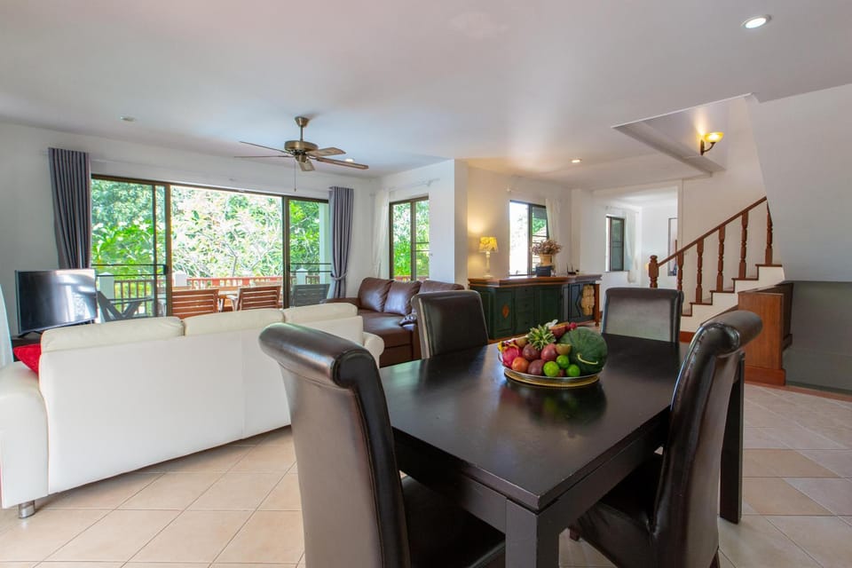 Living room, Seating area, Dining area