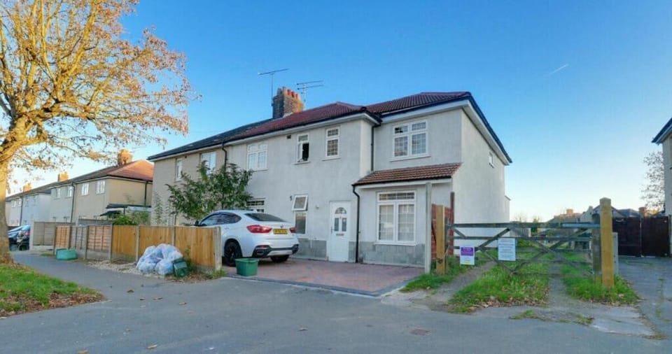 Peaceful 7-Bedroom Home with Parking & Garden House in Chelmsford