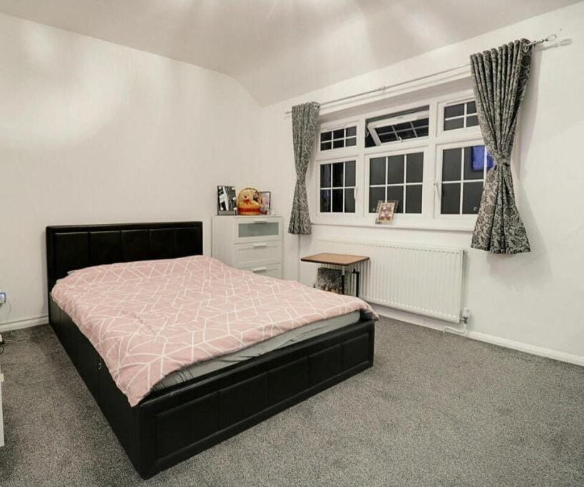 7 Bedrooms Home, Parking, Garden House in Chelmsford
