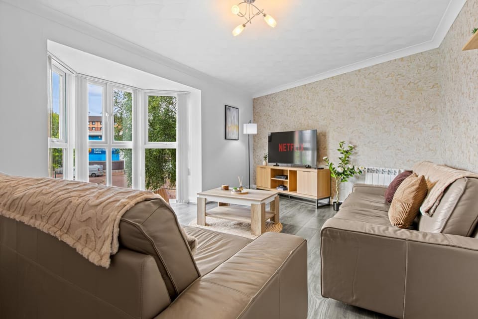 TV and multimedia, Living room, Seating area, Garden view