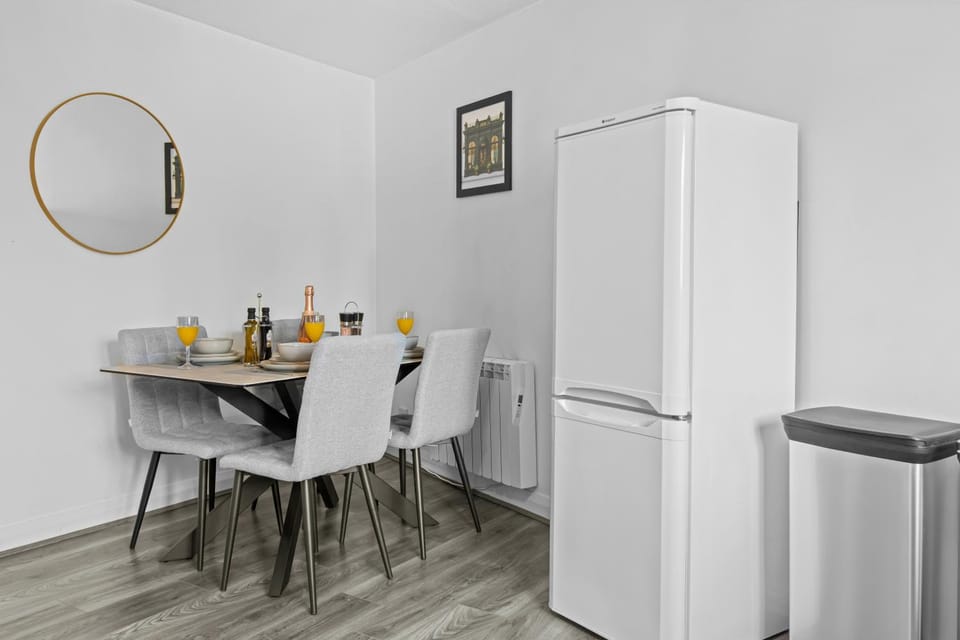 Kitchen or kitchenette, Seating area, Dining area