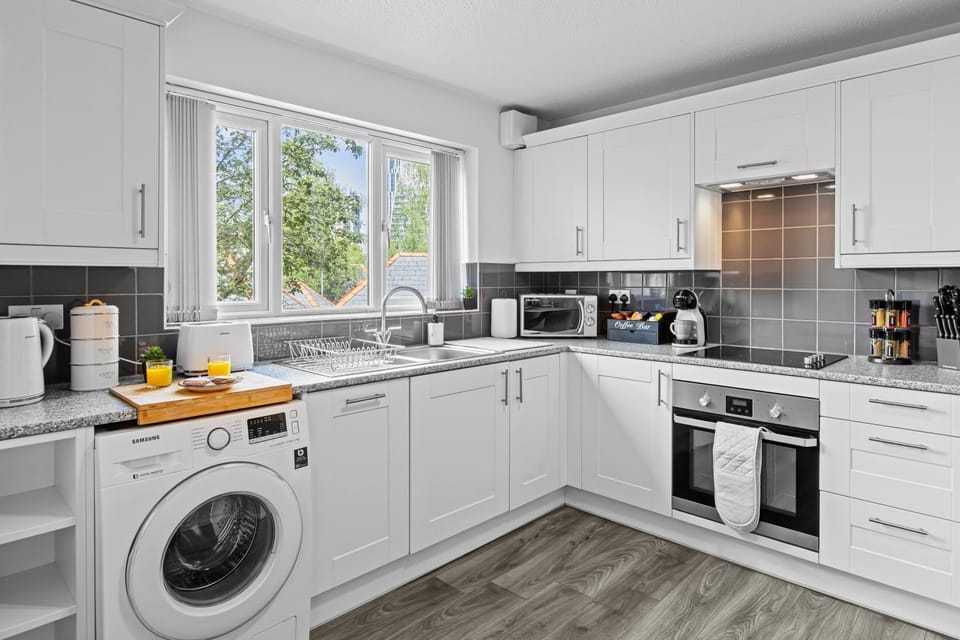 Coffee/tea facilities, Kitchen or kitchenette, microwave, oven, stove, washing machine