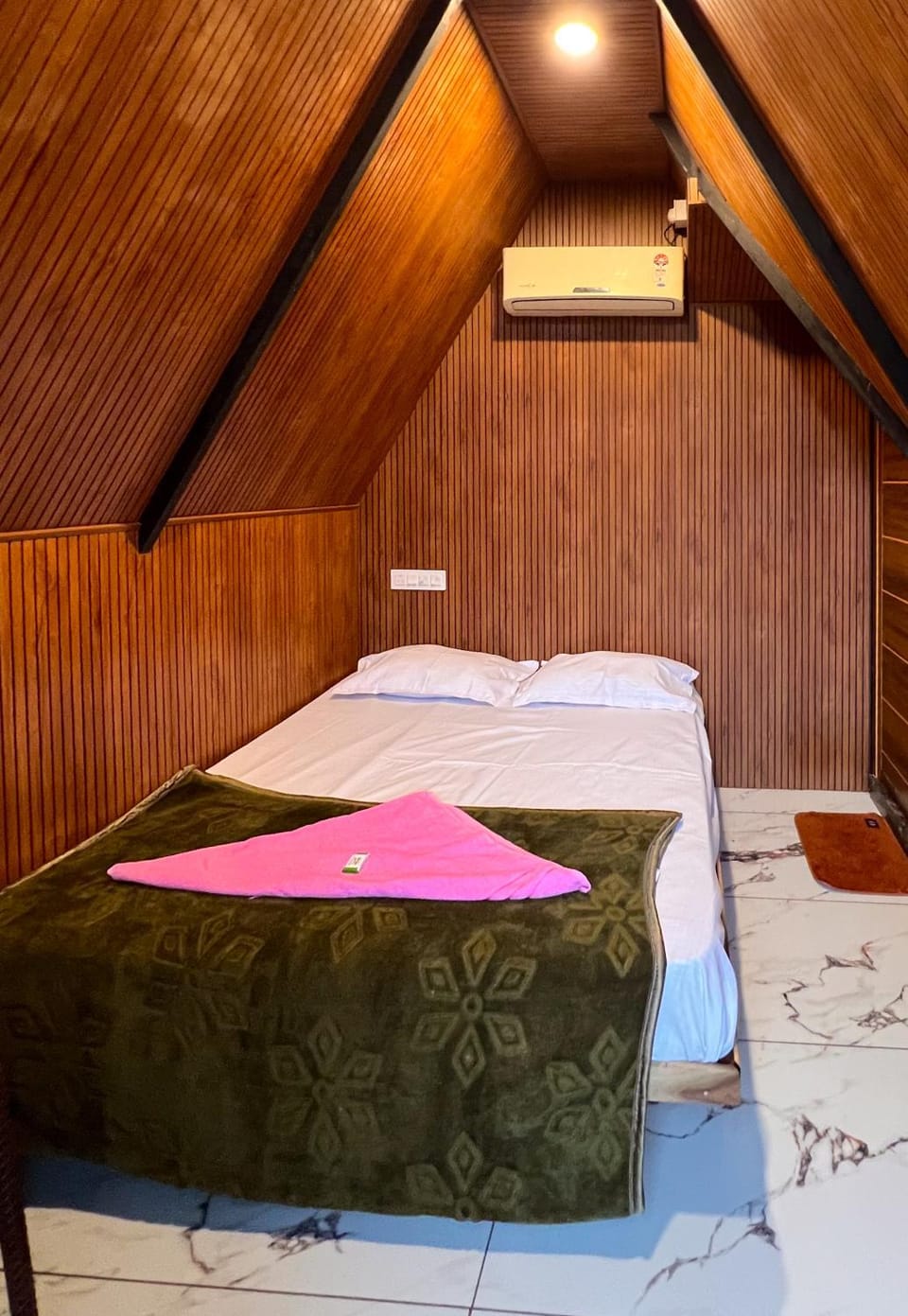 Bed, Photo of the whole room, Bedroom, air conditioner