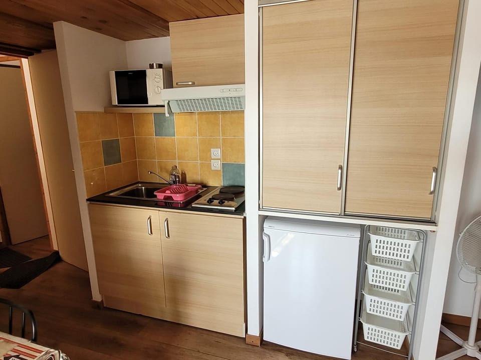 Kitchen or kitchenette, stove, wardrobe