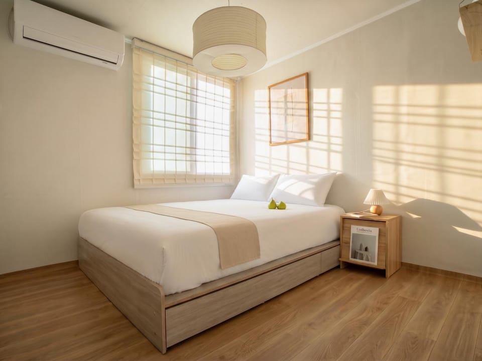 Bed, Bedroom, air conditioner