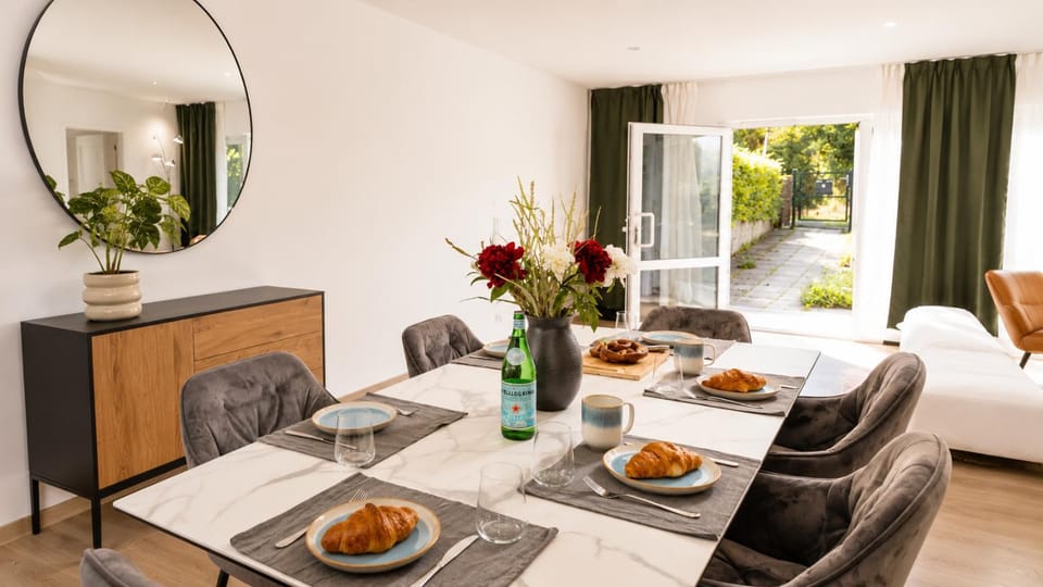 Dining area, Food