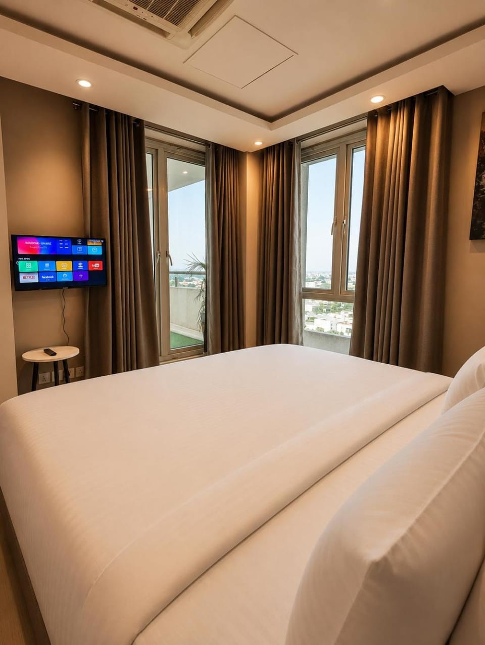 Bed, TV and multimedia, Photo of the whole room, Bedroom