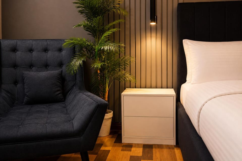Bed, Living room, Photo of the whole room, Seating area, Bedroom
