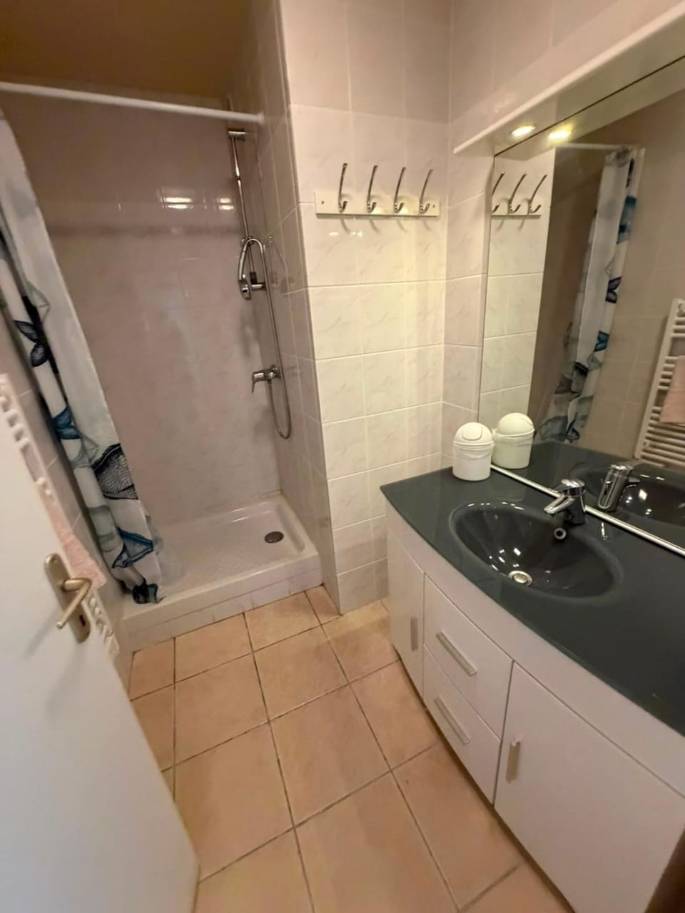 3 chambres et 2 salles de bain plus un parking avec accès jardin Apartment in Normandy