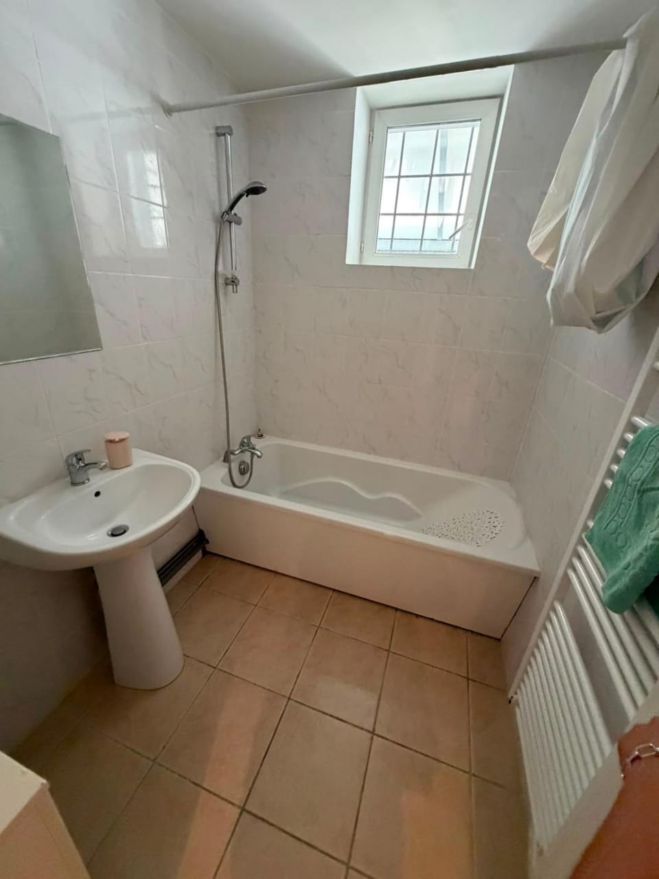 3 chambres et 2 salles de bain plus un parking avec accès jardin Apartment in Normandy