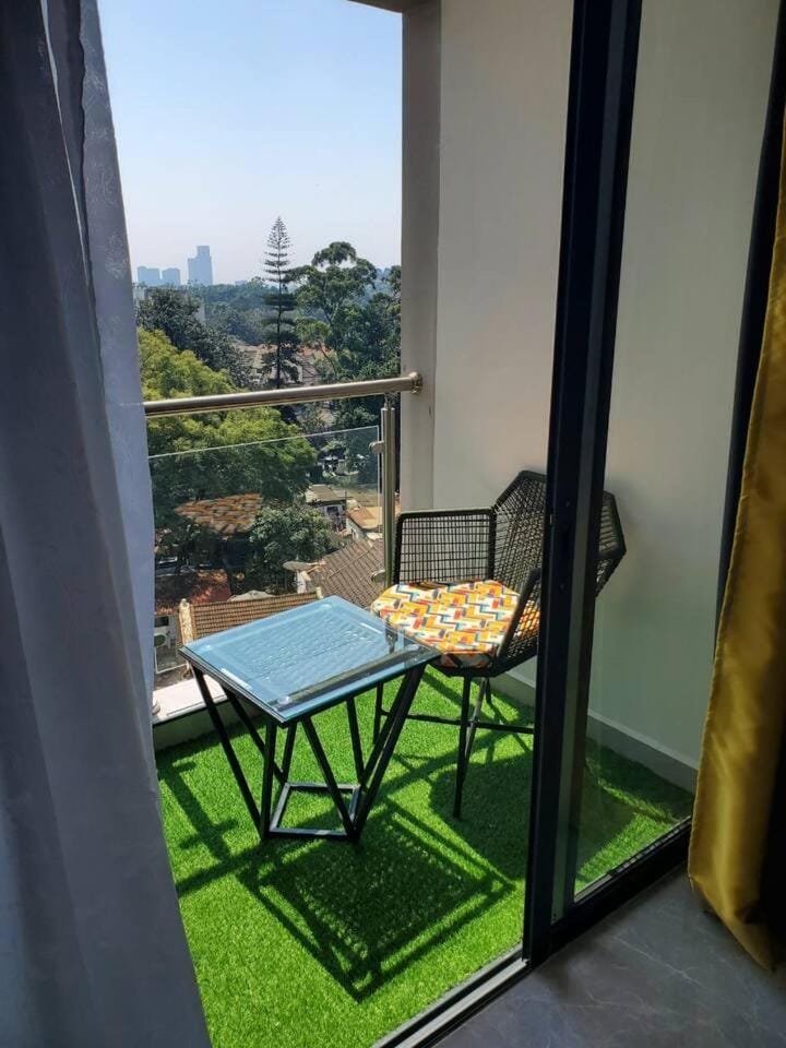 Snug City Escape ,1 BR at Gatundu Heights, Kileleshwa Bed and Breakfast in Nairobi County