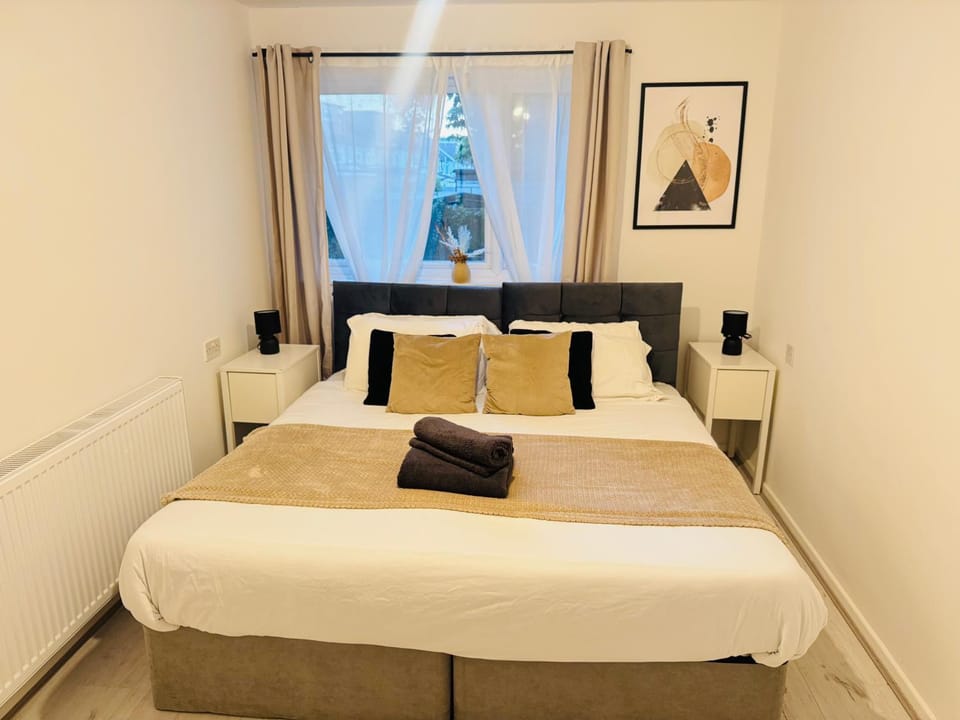 Bed, Photo of the whole room, Bedroom, towels