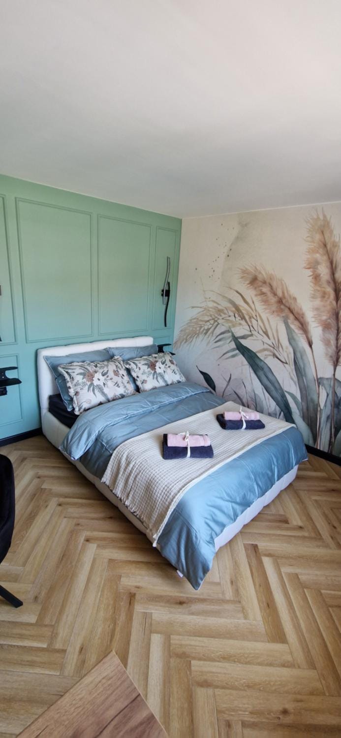 Bed, Photo of the whole room, Bedroom, towels