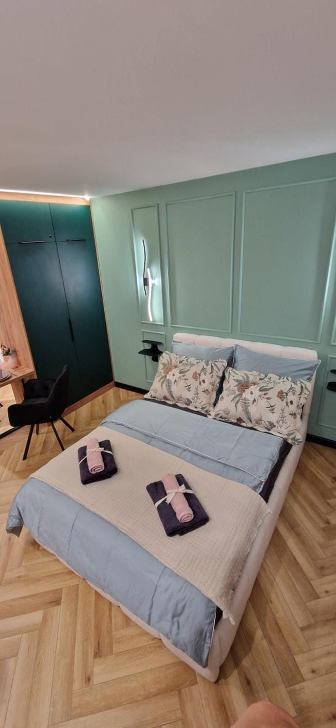 Bed, Bedroom, towels