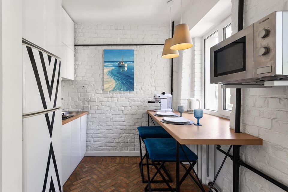 Kitchen or kitchenette, Dining area, microwave, stove