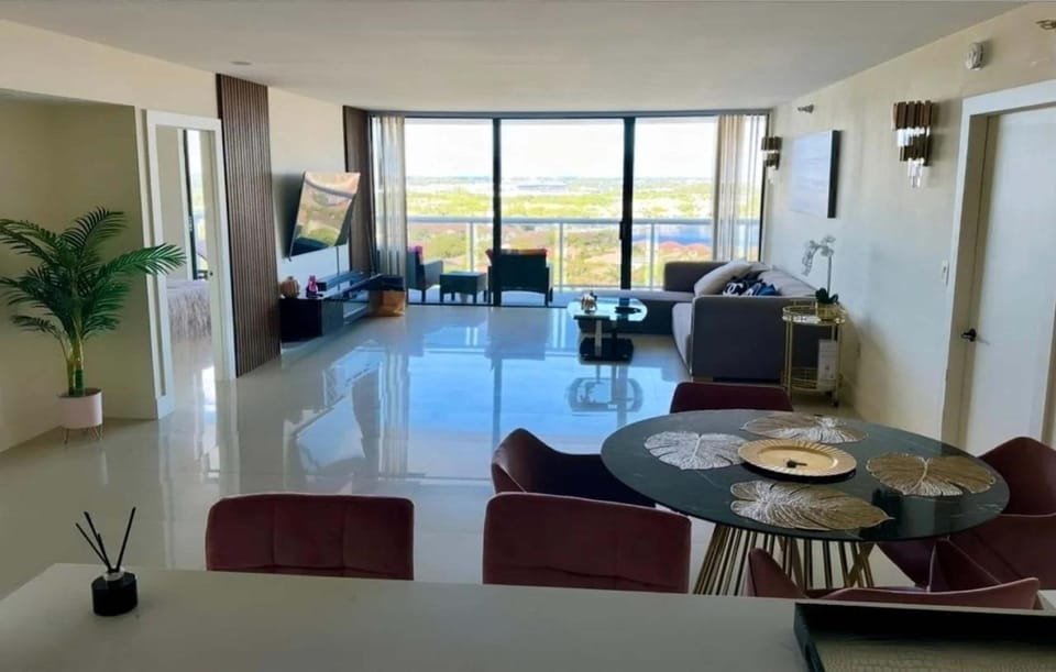 Skyline Sunset Retreat in Aventura Apartment in Aventura