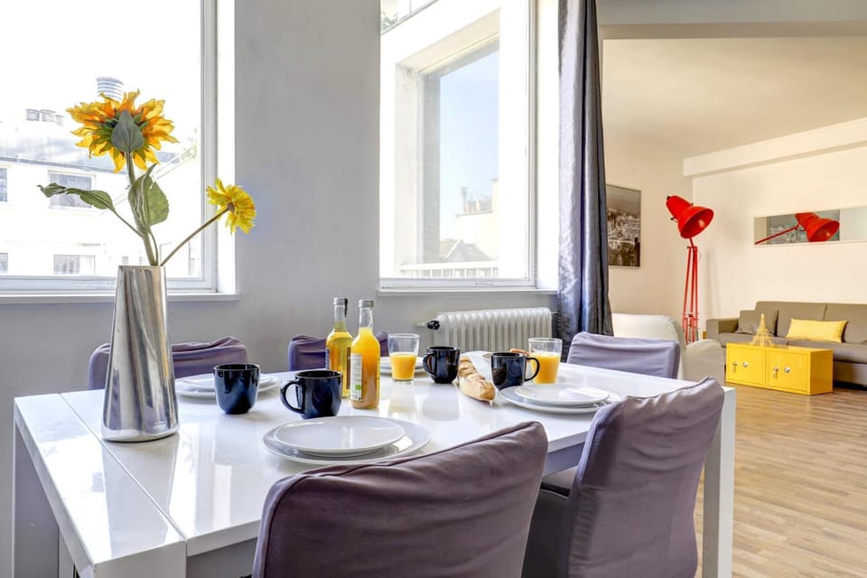 Living room, Food and drinks, Seating area, Dining area, Food
