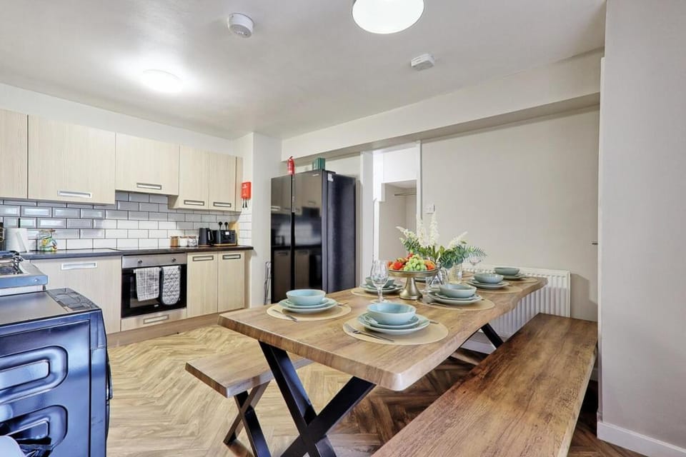 Charming 5-Bedroom Home for Families, Contractors & Extended Stays House in Colchester