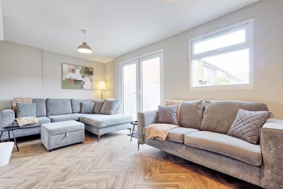 Charming 5-Bedroom Home for Families, Contractors & Extended Stays House in Colchester