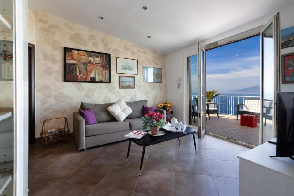 Spacious Sorrento Villa with Pool, Jacuzzi & Panoramic Sea View Villa in Priora