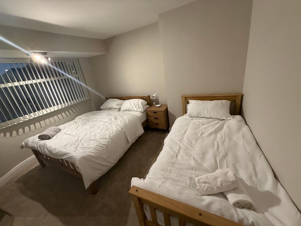 Entire 3-Bedroom Home Near Luton Airport Driveway WiFi Apartment in Luton