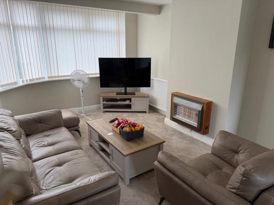Communal lounge/ TV room, TV and multimedia, Living room