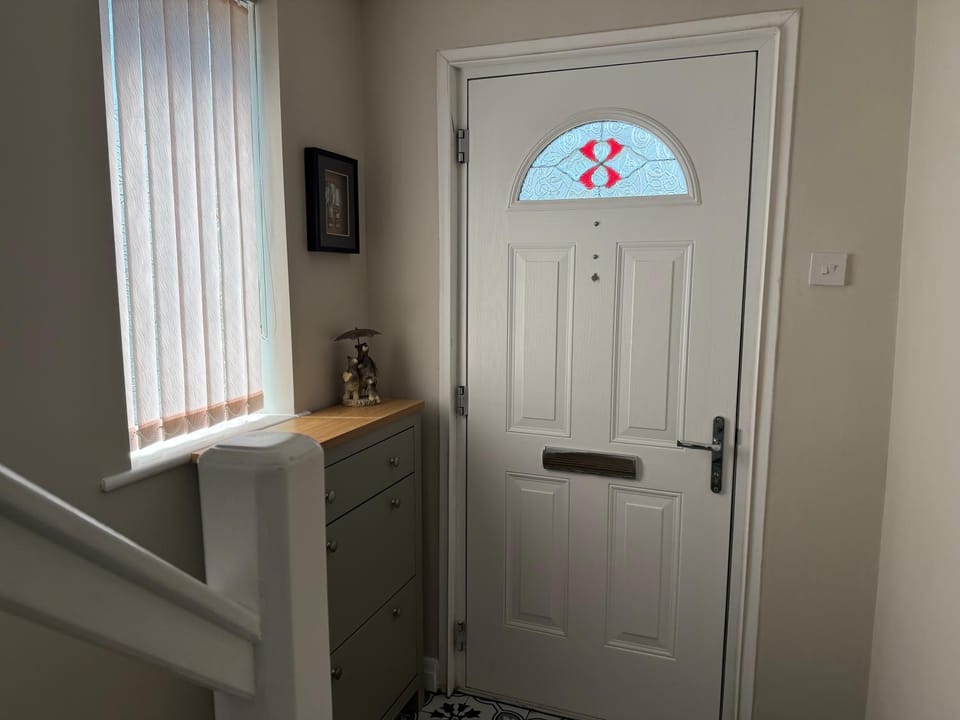Entire 3-Bedroom Home Near Luton Airport Driveway WiFi Apartment in Luton