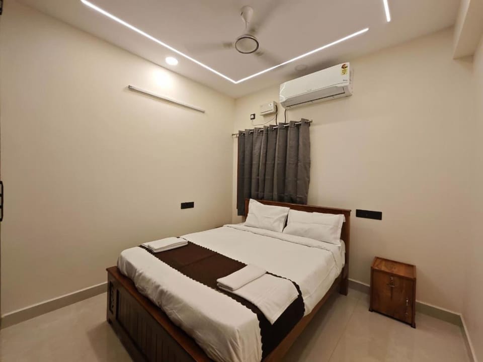Bed, Photo of the whole room, Bedroom, air conditioner