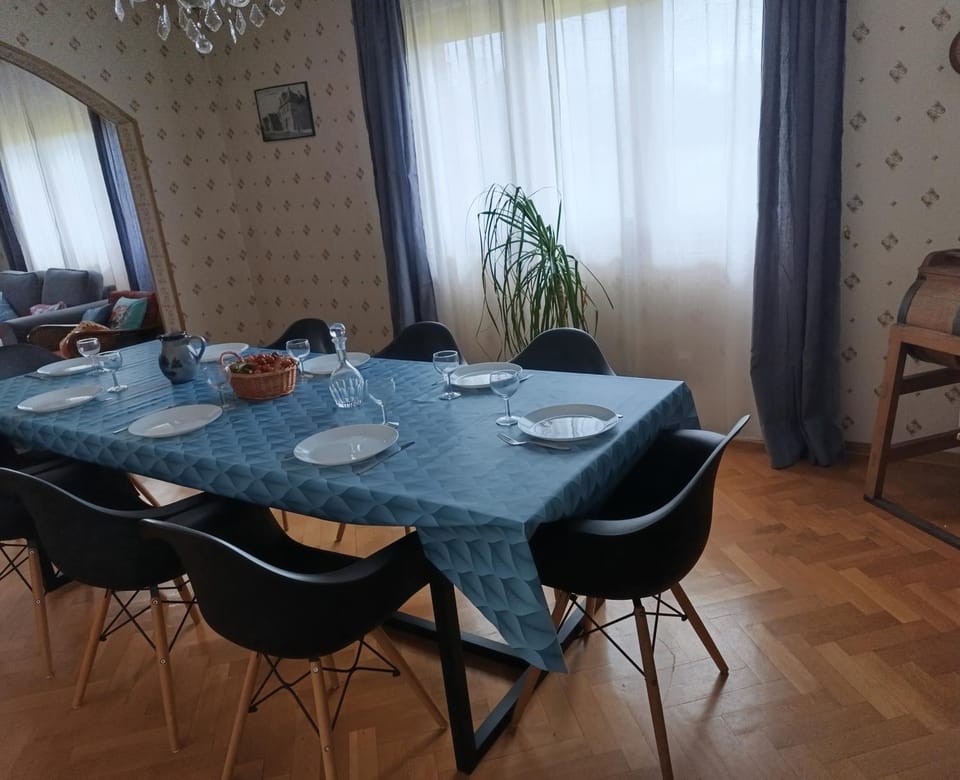 Seating area, Dining area