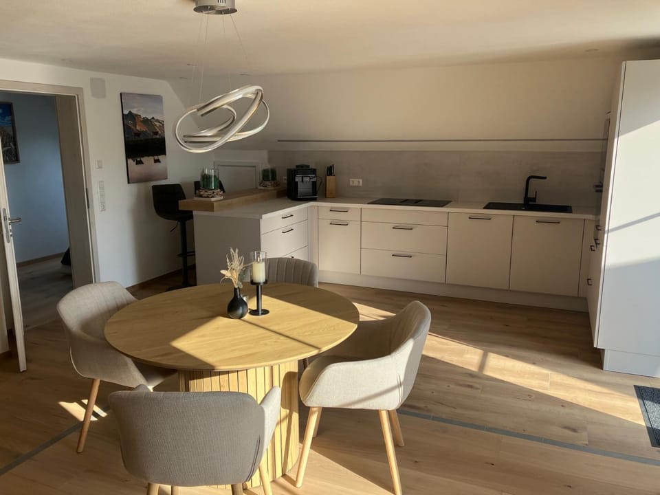 Kitchen or kitchenette, Dining area