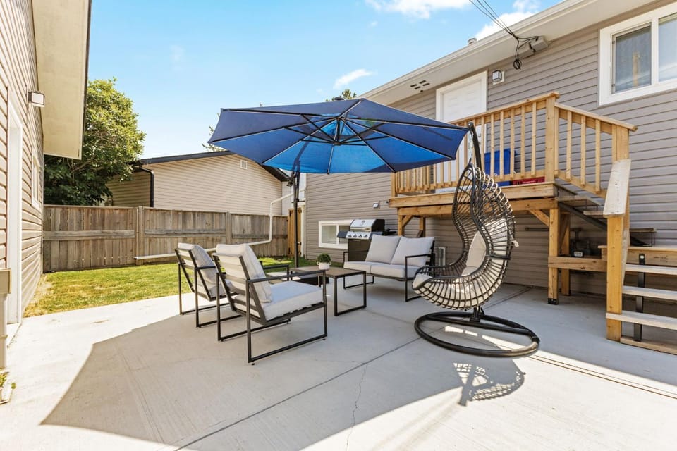 Upscale Inner City 2 Bedroom Home Near Downtown and Stampede House in Calgary