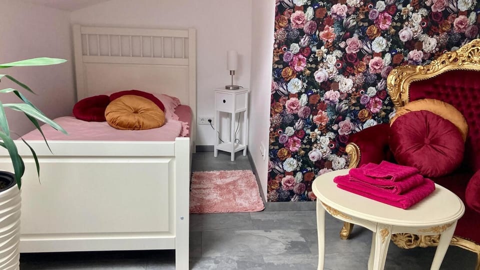 Bed, Photo of the whole room, Seating area, Bedroom