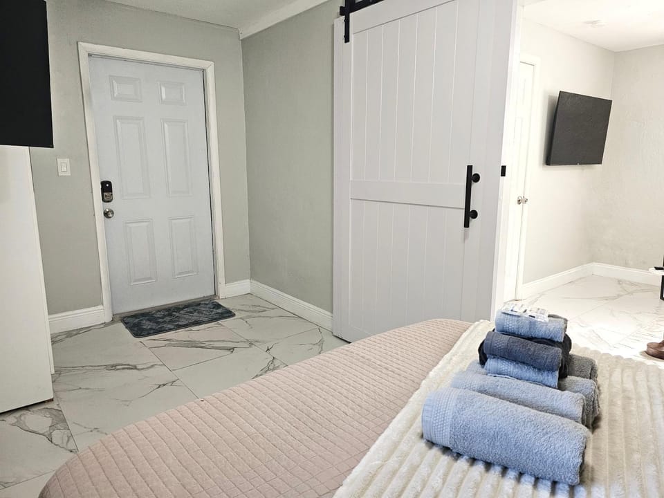 Miami Gardens Cozy 2-Bedroom Private Guesthouse House in North Miami Beach