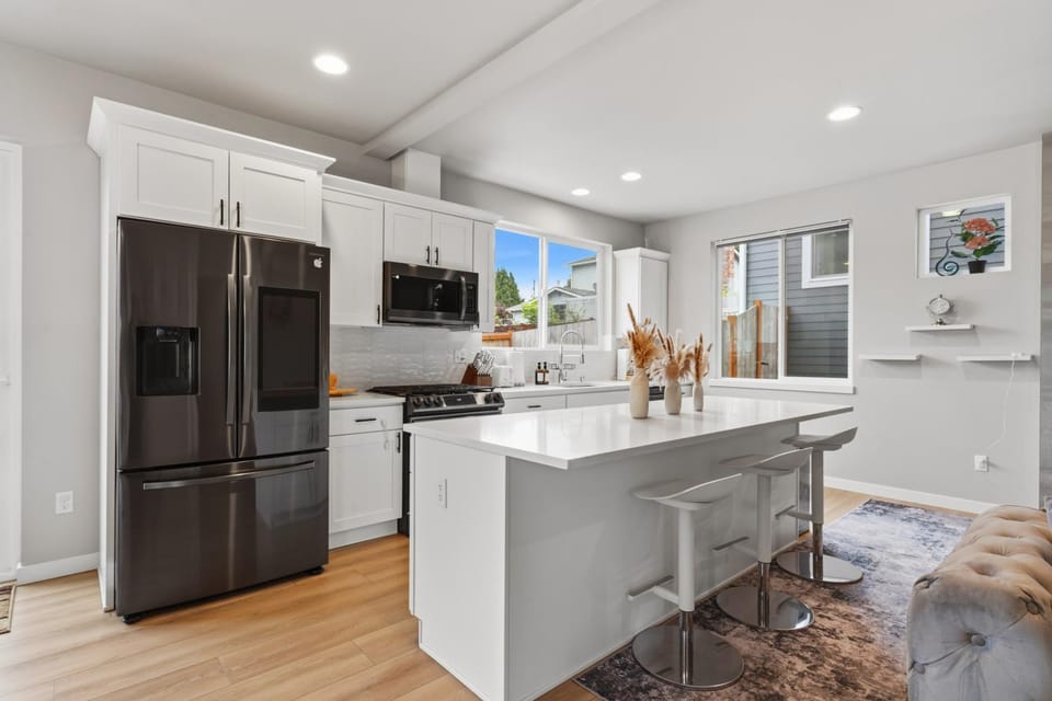 Modern Home w Patio w Garage Gym n Family Friendly House in Paine Lake Stickney