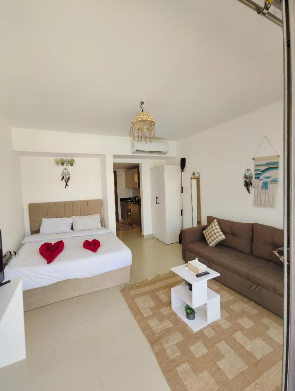 Bed, Photo of the whole room, Seating area, Bedroom, towels