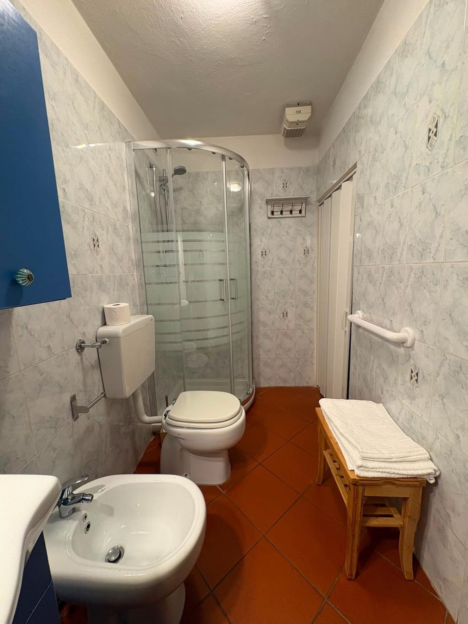 Shower, Toilet, Bathroom, bidet, towels