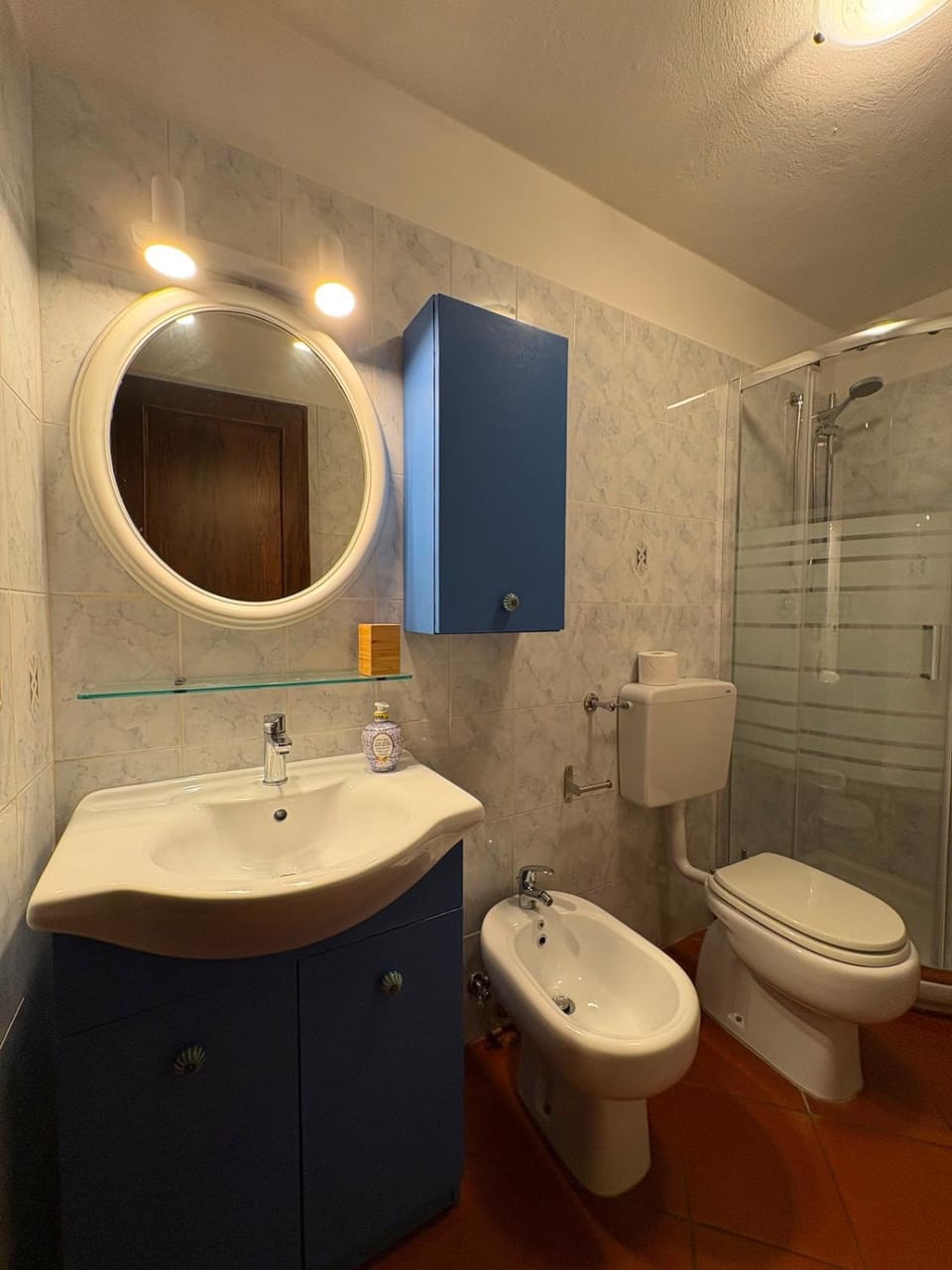 Shower, Toilet, Bathroom, bidet, towels