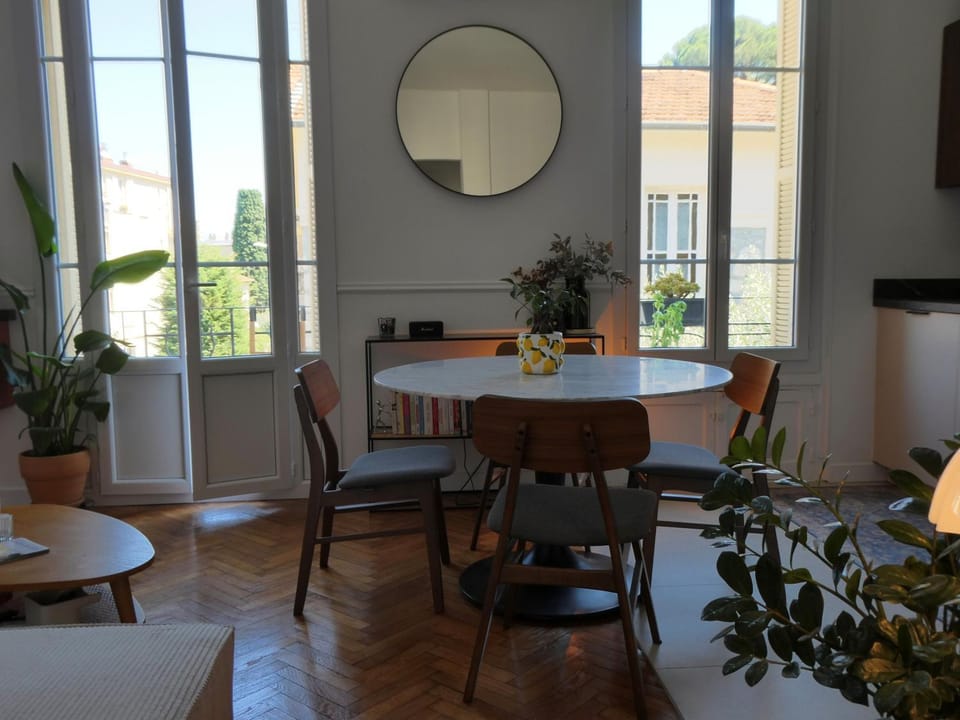 Seating area, Dining area