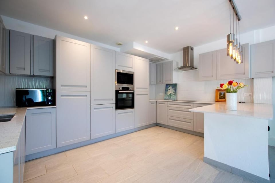 6 mins walk to pool and 10 mins to Valbonne Village House in Mouans-Sartoux