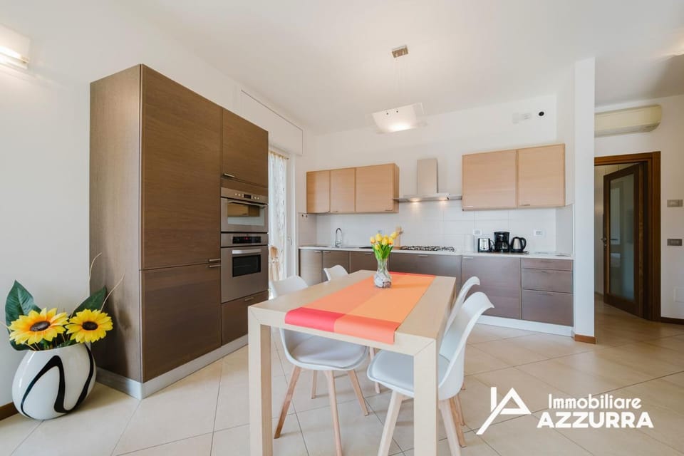 Kitchen or kitchenette, Dining area, dishwasher, oven, pet friendly, stove, toaster