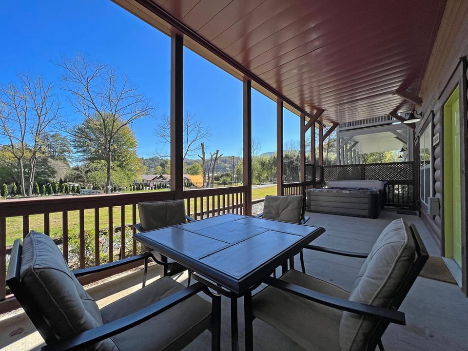 Cozy Cabin- One Bedroom in downtown Bryson City Cabin in Bryson City