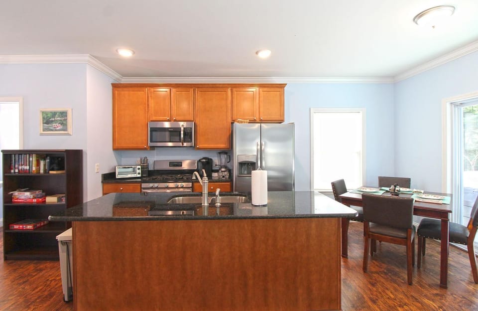 Cuddle Cove Modern, Creekside Home right by the Heart of Bryson City Villa in Bryson City